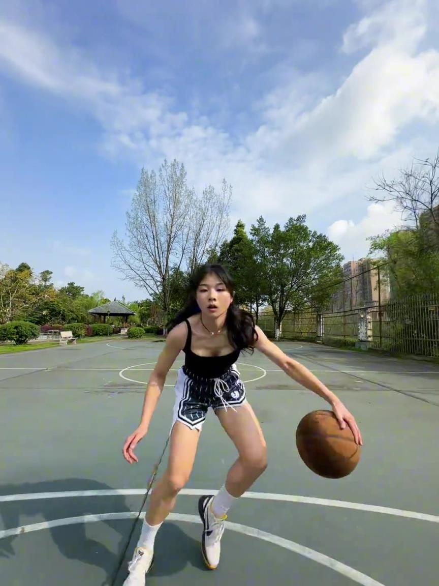 看著有點實力，敢背打我不？
